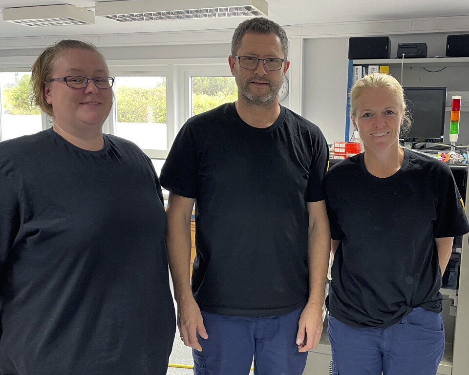 Det holder det med tre personer for å ha fornøyde kunder. Fra venstre Carola Kleven, produksjonsmedarbeider, Tom Johansen, daglig leder/produksjon og Monica Kleven Johansen, økonomi/produksjon. OFM-maskinen kan skimtes i bakgrunnen.