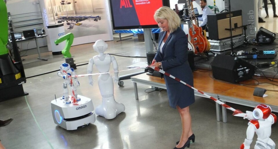 Næringsministeren klippet snoren - med hjelp av roboter, selvsagt.