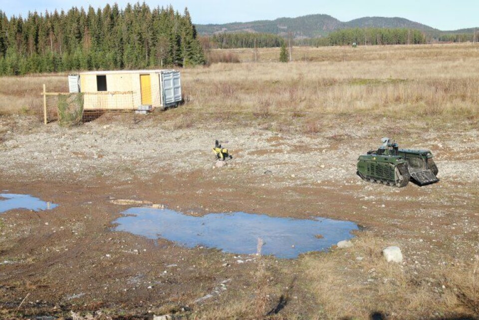 Fra demoen under LandX 21. Robothunden Freke og UGVen Siv sjekker ut hva som skjuler seg i den mistenkelige kontaineren. Soldatene venter på trygg avstand.