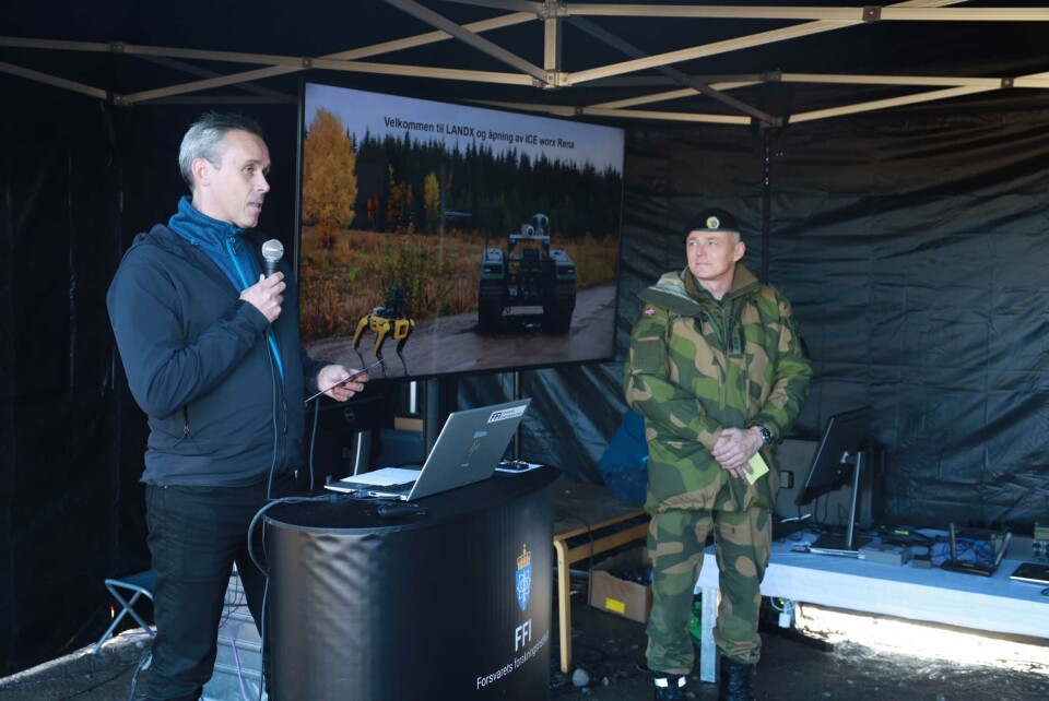 ICE worx-sjef Stein Gundersrud og nestkommanderende ved Hærens våpenskole, oberst Knut Simen Skaret. Foto: Espen Hofoss, FFI.