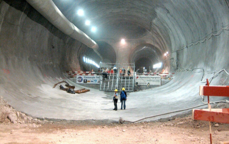 Med sine 57 km er Gotthard tunnellen gjennom de sveitsiske alpene verdens lengste jernbanetunnell. Med ny teknologi kan slike tunneller utgraves mindre energikrevende. Bilde: Cooper.ch/CC BY-SA 2.5, Wikimedia Commons
