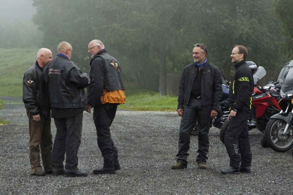 Venner møtes før avgang (klikk for større bilder)