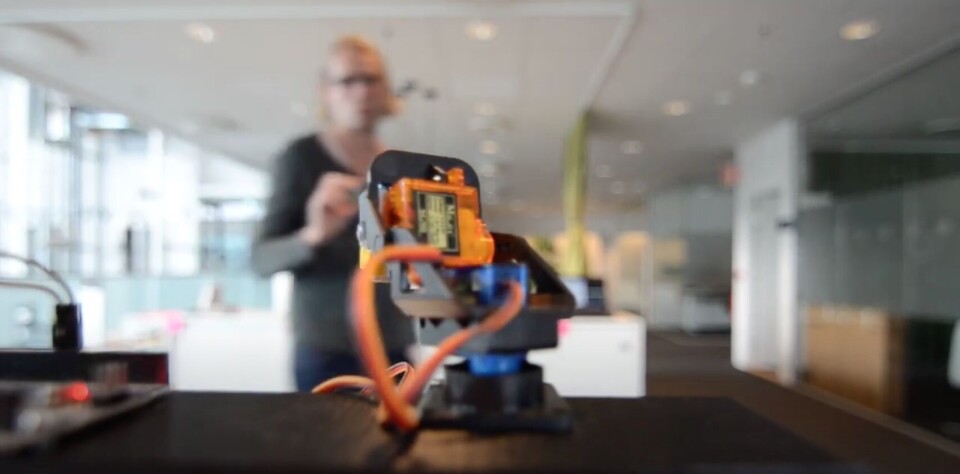 Testinstallasjon med sporingsenhet som følger tag rundt i rommet. Se videolink i artikkelen. Testinstallasjon med sporingsenhet som følger tag rundt i rommet. Se videolink i artikkelen.