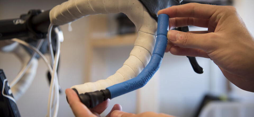 Sporingsenheten har både GPS og GSM, og ligger inne i styret, mens antennen er integrert i selve plastikken på enden. Enheten er diskret, og nærmest umulig å fjerne uten spesialverktøy.