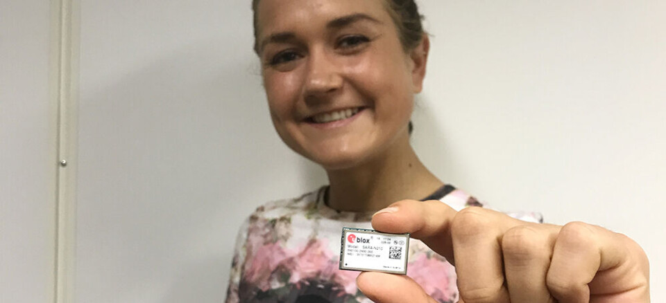 Prosjektleder Therese Nordbø holder nøkkelen til prosjektet i hånden, en NB-IoT modul.
