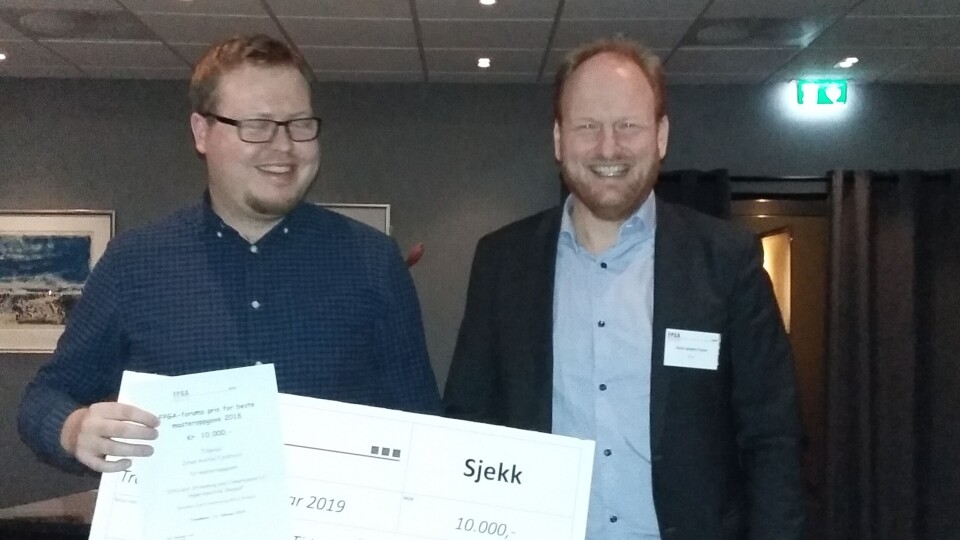 Hans Jørgen Fosse (t.h.) delte ut FPGA-prisen til Johan Austlid Fjeldtvedt på vegne av juryen.