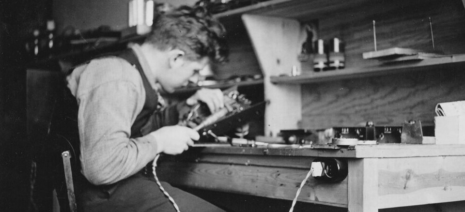 Radionettes første ansatte var unggutten Sven Marshall Thollefsen. Her i arbeid på laben i 1938.
