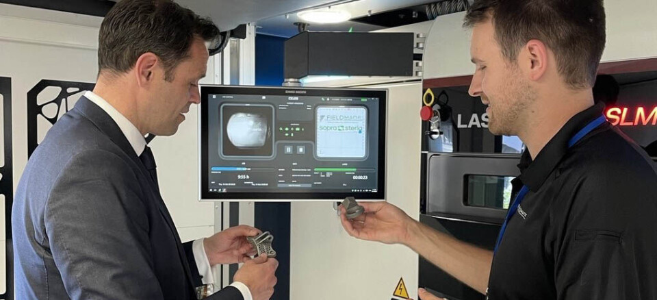 Innovasjonsdirektør John Berland i Sopra Steria og produkt- og prosessutviklingsingeniør Martin Ø. Øyen i Fieldmade studerer deler som er skrevet ut med 3D-printer. Foto: Sopra Steria.