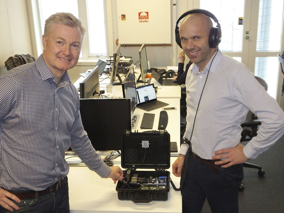 Stig Torud og Sverre Dale Moen demonstrerer hørbar forskjell mellom SensiBels MEMS-mikrofon og eksisterende løsninger på markedet. I løpet av et års tid skal man ha den første prototypen i riktig størrelse klar, med integrert MEMS; optikk, analog elektronikk og egenutviklet ASIC på plass.
