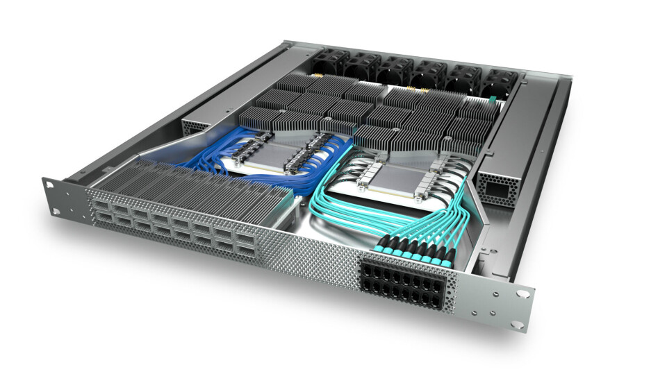 FireFly-teknologien åpner for direkte kobber- eller optiske kommunikasjonsforbindelser til ASIC/FPGA uten å gå via et mønsterkort.