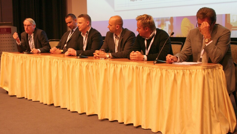 Paneldeltagerne fra halvlederindustrien fikk ingen lett jobb med å overbevise tilhørerne. Om ikke ørene bokstavelig talt flagret, så passet nok hatten etterpå. F.v. Jan van den Boom, Tyco Electronics, David Della-Flora, STMicroelectronics, Christer Stenquist, Samsung, Tobias Hübner, Texas Instruments, og Mikael Gustafssen, NXP. Helt til høyre en ikke helt fornøyd Erik Lundbekk fra Hapro.