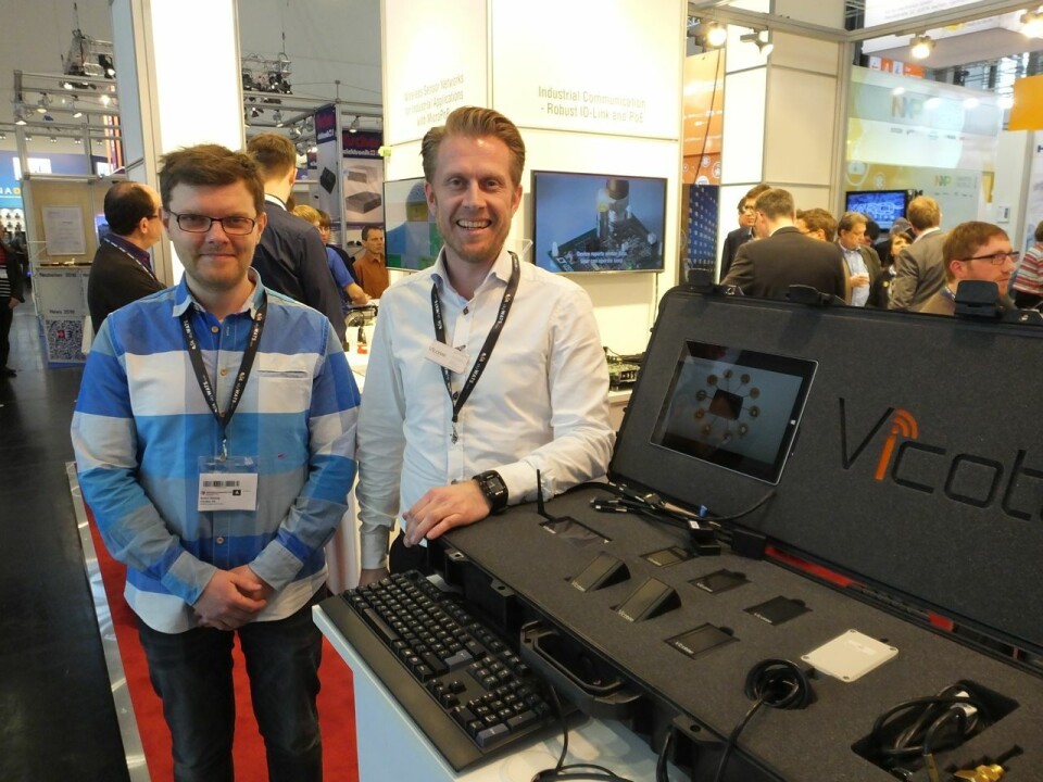 Richard Pettersen (t.h.) og Anton Søberg kunne presentere et aldri så lite columbi egg under Embedded World 2016.