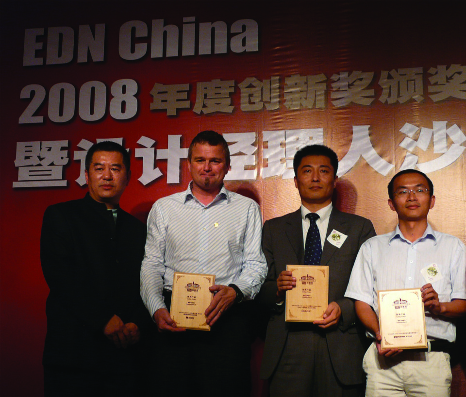 Ståle Steel Ytterdal (nr. 2 fra venstre) mottar EDN China Innovation Award på vegne av Nordic.