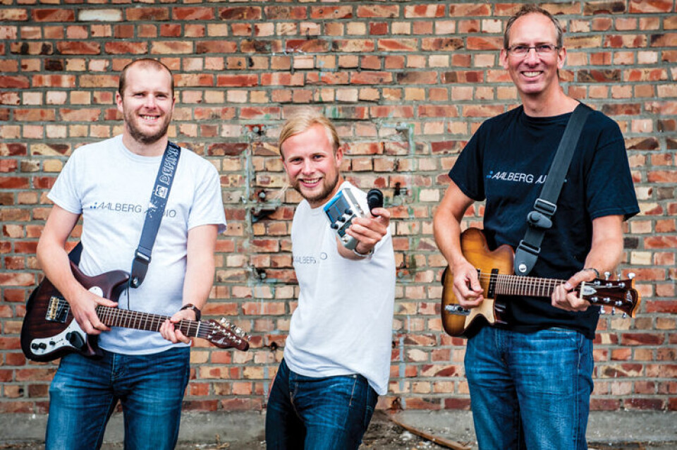 Har tro på at ny trådløs gitarpedal kan revolusjonere musikkbransjen: F.v. Torkild Indstøy, Aleksander Torstensen, og Rune Alstad i Aalberg Audio.
