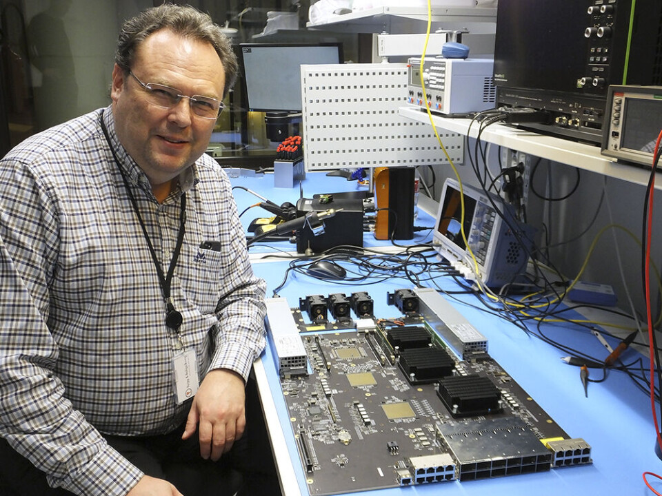 Graphcore-folkene i Oslo har tatt frem en ”pizzaeske” som yter hele 0,5 petaflops. Hans Opheim forklarer at hvert kort består av fire IPUer fra Graphcore. Videre kan kortene stables sammen i rack med inntil 132 kort, og 32 slike rack kan settes sammen til en total ytelse på 0,5 exaflops! Nøkkelen er sammenkoblingsteknologien utviklet i Norge.