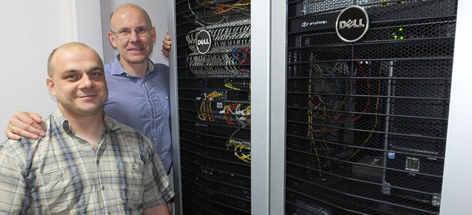 Serverrommet er hjertet i driften av Notefied-databasen. Systemet kan håndtere 250 samtidige forespørsler, og store backupbatterier gjør det mulig å drive databasen i 4 timer ved strømbrudd. Tilsvarende, redundante servere finnes også i Norge og Sverige, forteller Bartlomiej Olik-Gajewski (t.v.) og Anders G. Johansen. (Foto: Einar Karlsen)