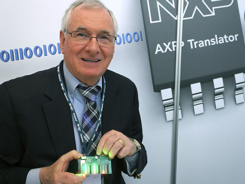 Med konfigurerbare logiske spenningsoversettere er det mulig å kombinere laveffekt mikrokontrollere med I/O-periferi med høyere spenninger, og å spare mye energi i et produkt, mener Cliff Lloyd. Her demonstrerer han batteritid med og uten. Foto: Einar Karlsen