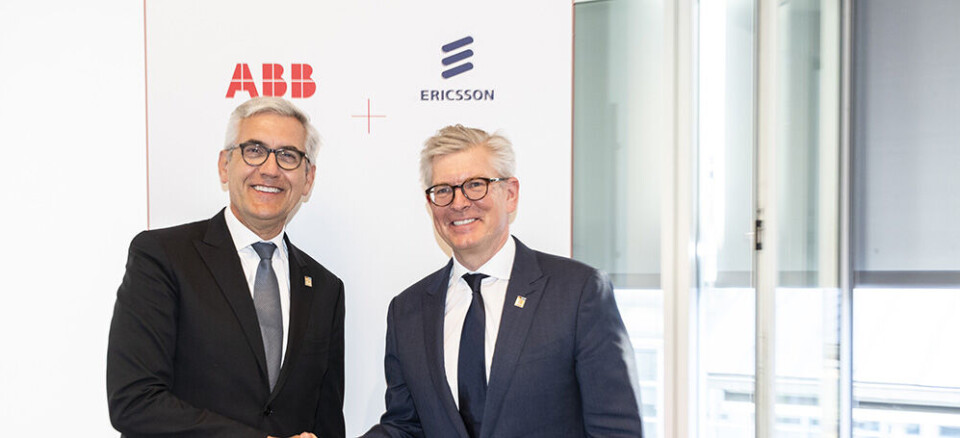 ABBs konsernsjef Ulrich Spiesshofer (t.v.) og Ericssons konsernsjef Börje Ekholm signerte en avtale om raskere utrulling av trådløs teknologi for fleksible fabrikker under Hannover Messe 2019.