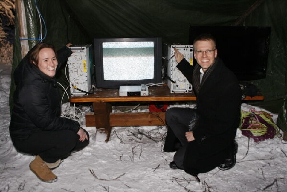 Statsekretær Lotte Grepp Knutsen i Kulturdepartementet og statsekretær Erik Lahnstein i Samferdselsdepartementet slukket de siste analoge tv-signalene i ettermiddag. (Foto: NTB)