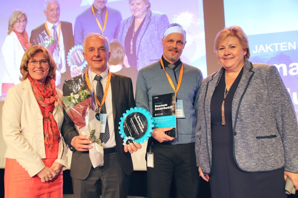 Tronrud Engineering fikk utdelt prisen som 'Norges smarteste industribedrift 2019' av Statsminister Erna Solberg og adm. direktør Anne Marit Panengstuen i Siemens. Foto: Norsk Industri