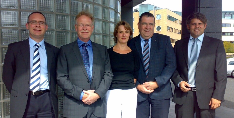 Rutronik og Omron utvider franchiseavtalen i Europa: Fra venstre Alex Grout, europeisk salgssjef, Omron, Joerg Ciper, markedsdirektør for elektromekaniske komponenter i Rutronik, Celine Lamoureux, markedssjef for elmek i Frankrike, Rutronik, Leon Mordang, europeisk salgssjef, Omron, og Martin Unsoeld, markedssjef for elmek i Europa, Rutronik.