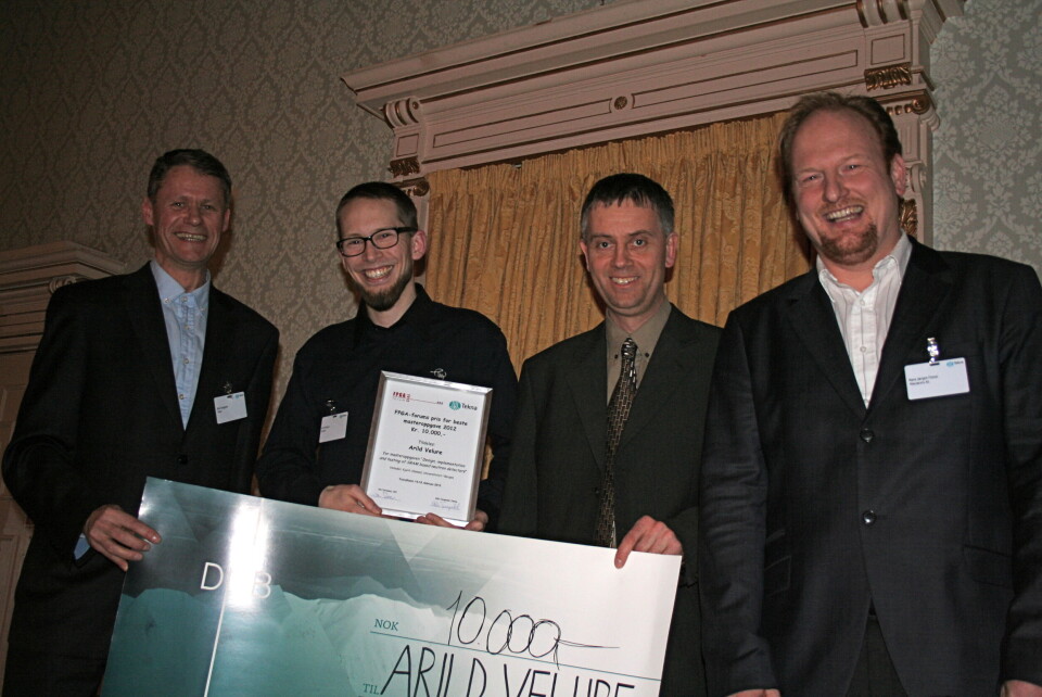 Glad vinner sammen med deler av fagjuryen; F.v. Atle Tangedal, Tekna, Arild Velure, UiB, Jim Tørresen, UiO og Hans Jørgen Fosse, Mikrokrets.
