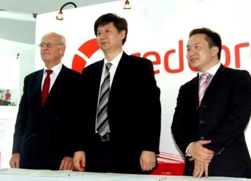 Petter Planke fra Redcord signerte en avtale med China Rehabilitation Research Center (CRRC) om introduksjon av behandling basert på Redcords metoder. Foto: Roald Bergstrøm, Meditnor