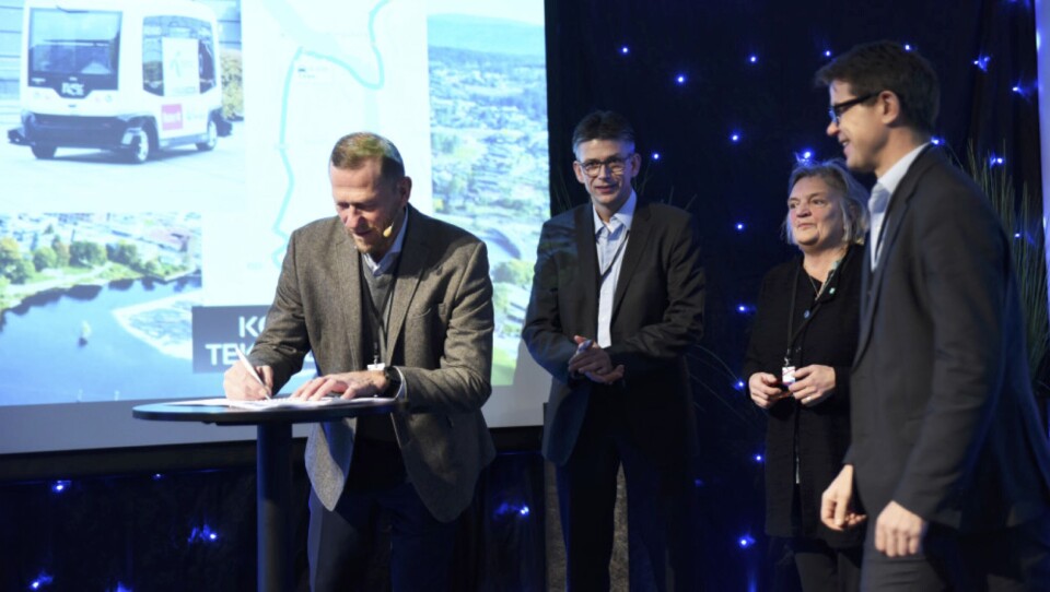 Ove Fredheim undertegner avtalen på vegne av Telenor i påsyn av Svein-Olav Torø, Kongsberg innovasjon, Wenche Grinderud, rådmann Kongsberg og Olav Maadland, Applied Autonomy. Foto: Martin Fjellanger