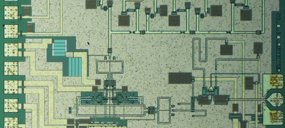Bilde av transmitterbrikken på 140 GHz. Den inneholder en I-Q modulator, en 3-trinns forsterker og en x3 amplifier og en x3 frekvensmultiplikator for den lokale oscillatoren. Brikken ble utviklet av Sona Carpenter, Herbert Zirath og Mingquan Bao. Måling av dataoverføringen ble gjort av Simon He. Brikkestørrelsen er 1,6 x 1,2 kvadratmillimeter.
