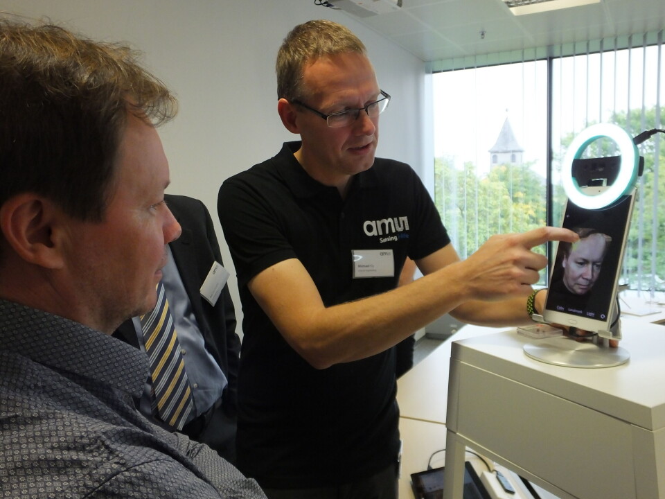Optiske 3D-sensorer er noe ams tror kommer i stor skala, både i mobilanvendelser, biler og industri. Ved hjelp av to små 3D-sensorer laget ams-teknikeren et perfekt 3D-bilde av vår finske kollega, i form av et 1080-piksels bilde, som selvsagt kunne roteres i alle retninger – en spooky følelse å se vår venn der inne i mobilen. Dybdenøyaktigheten i denne demoen var +/- 2mm, og ”bildet” kan selvsagt skrives ut med en 3D-printer.