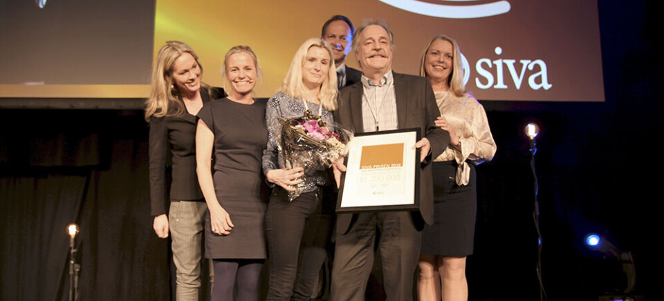 Marte Jensen og Nils Aadland (i front) fra NCE Maritime CleanTech tar imot Sivaprisen fra Sivas adm. dir. Espen Susegg (bakerst), styreleder Kristin Reitan Husebø (t.h.), Konferansier Solveig Kloppen og Anita Krohn Traaseth (t.v.) i Innovasjon Norge.