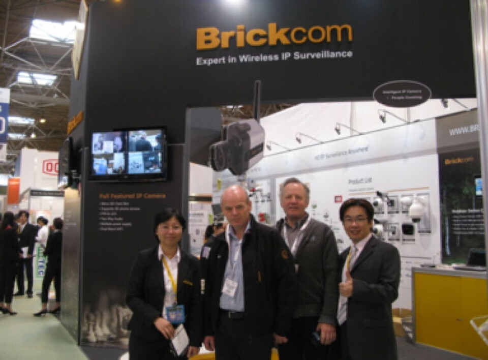 Daglig leder hos ScanSecure AS Morten Conrad Sæthern (nr 2 fra v) og prosjektleder Frank O. Melhus sammen med representanter for BrickCom på Ifsec 2011.