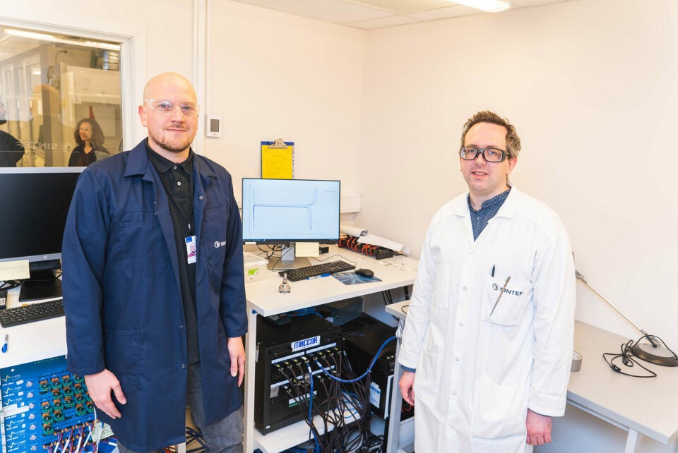 I år har Enerlyte-prosjektet fremtatt sitt første LFP/ litium metal faststoff batteri med tørr plast elektrolytt, noe som var et stort fremskritt. Forskere Nils Peter Wagner (t.v.) og Peter Moleworth ser på spenningsprofilen og kapasitet av et faststoffbatteri. Foto: Edvin Wiggen Dahl, SINTEF.