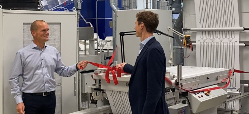 Kvalitets- og tekonologidirektør Morten Christensen (tv) og CEO Anders Kold ved innvielsen av den nye trykkelinjen. Kvalitets- og tekonologidirektør Morten Christensen (tv) og CEO Anders Kold ved innvielsen av den nye trykkelinjen.
