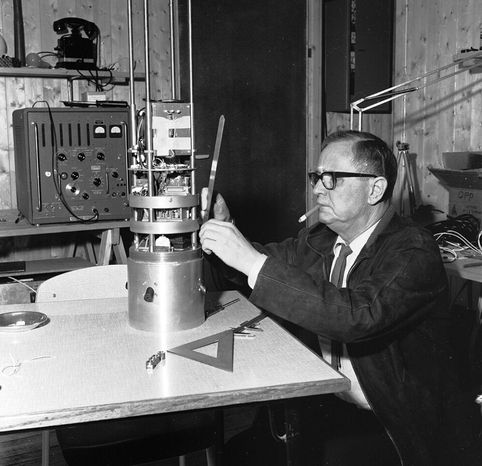 Med den sedvanlige sigaren i munnviken skrur den norske pioneren og ingeniøren Odd Dahl på nyttelasten til den første norske forskningsraketten, Ferdinand 1, som ble skutt opp fra Andøya 18. august 1962.