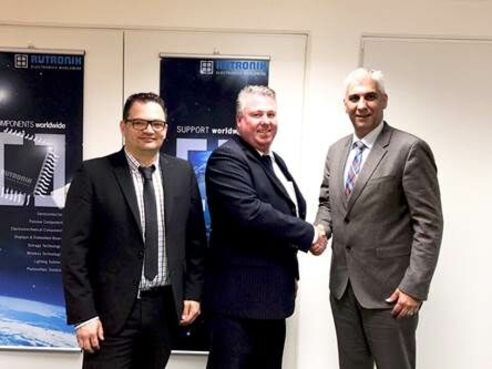 Inngår avtale. Fra venstre: Massimo Guarnieri, markedsdirektør Opto, Rutronik, Justin Elvin, adm. direktør, ISOCOM, og Reza Maghdounieh, leder for innkjøp og Line Management, Rutronik.