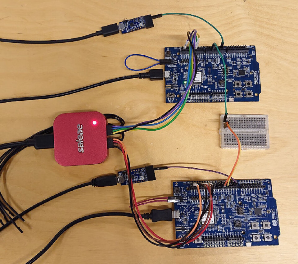 Fysisk testoppsett med nRF52832-utviklingskort og logikkanalysator. Foto: Fredrik Flornes Ellertsen. Fysisk testoppsett med nRF52832-utviklingskort og logikkanalysator. Foto: Fredrik Flornes Ellertsen.