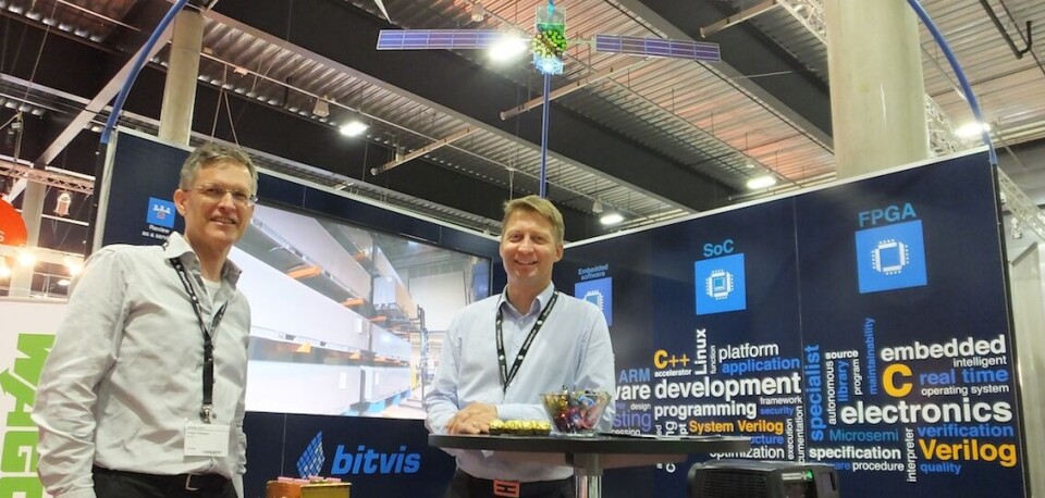 Standplass koster penger, og det gjelder å utnytte plassen. Det synes vi Bitvis AS hadde gjort, med godt synlige satellitter som svevde over hodene deres, og visning av spennende prosjekter på storskjerm. En gullbelagt SAW kommunikasjonsenhet fra kunden Kongsberg Norspace påkalte også oppmerksomhet.