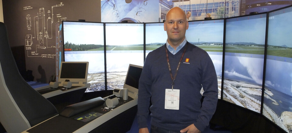Andreas Bredesen Fra Kongsberg foran demonstratoren til det nye kontroll- og overvåkningssystemet for mindre flyplasser.