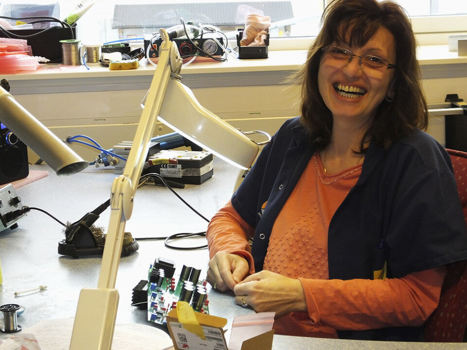 Mange produkter krever manuelle monteringsoperasjoner. Hele monteringsområdet ble fornyet da bedriften flyttet inn i sine nåværende lokaler, og her er det god stemning.