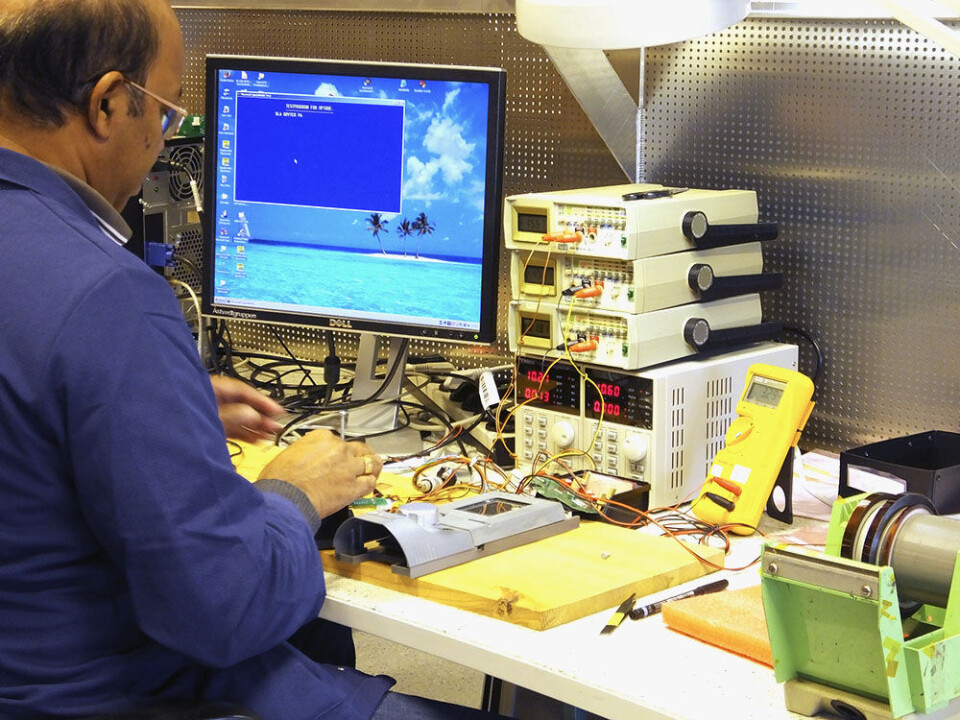 Test er en viktig del av produksjonsjobben. Her kjøres undervannssensorer til Aanderaa Instruments gjennom en omfattende funksjonstest. Alle produkter leveres ferdig testet fra Mekasense, som utvikler testrutiner og testjigger selv.