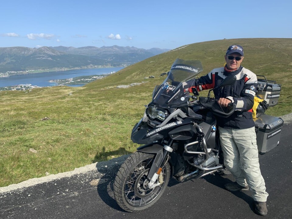 Dekningsdirektør Bjørn Amundsen i Telenor har kjørt hele løypetraseen på motorsykkel og målt dekningen. Bildet er tatt på Storheia i Hadsel, i målområdet for den tredje etappen.