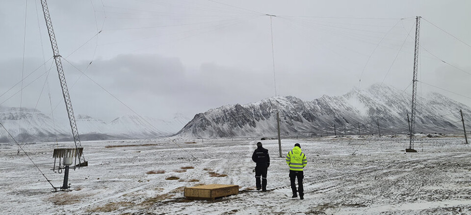 En av HF-antenne er plassert på Isfjord Radio på Svalbard.