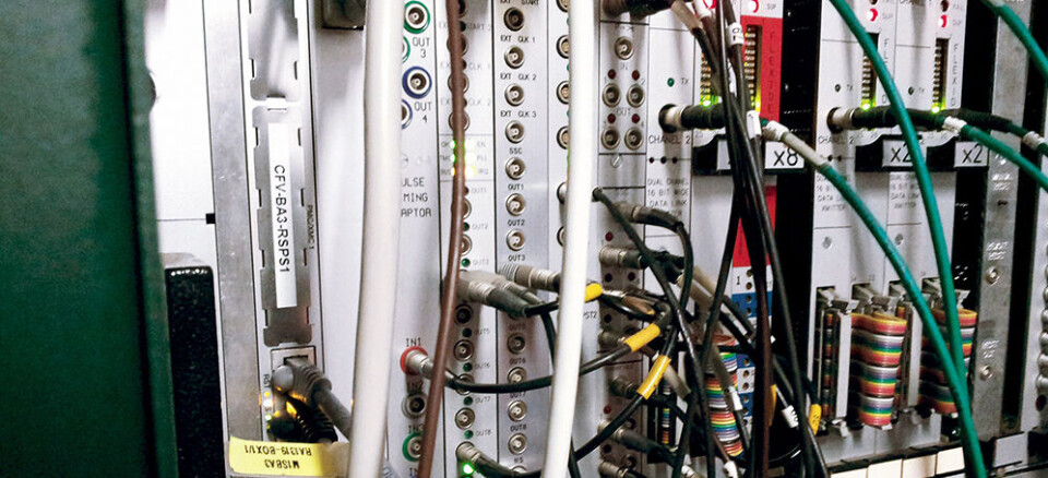 Omkring 900 VME-baserte, såkalte «kasser» (crates) anvendes ved CERN for å styre akseleratorer for ulike eksperimenter.
