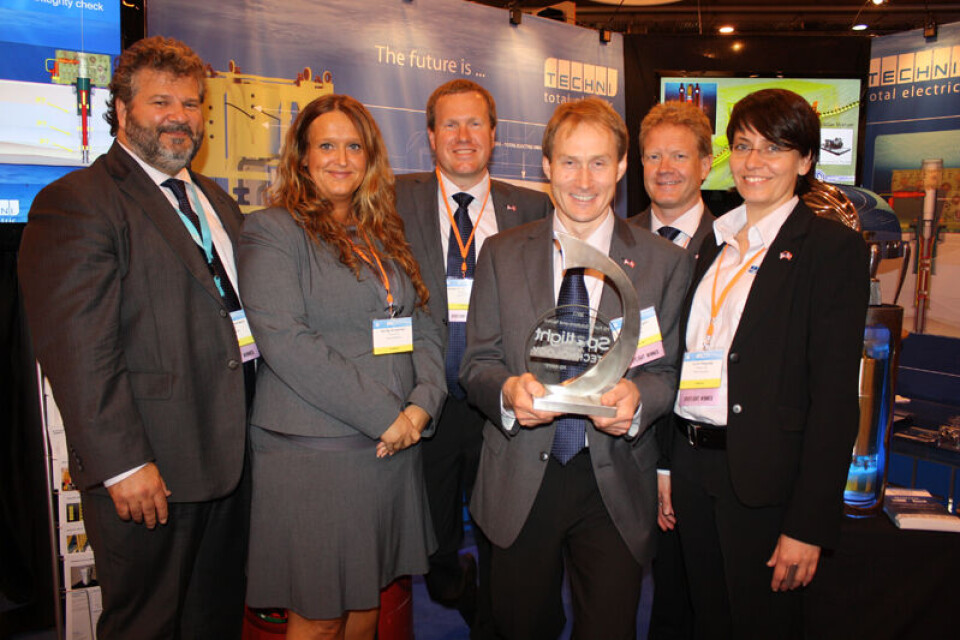 «Techni Total Electric Team» med prisen «Spotlight on new technology award» som de mottok sammen med en klient, under OTC i Houston 2011.