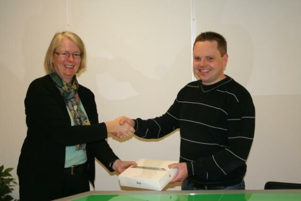 Premien, iPad 2.0, blir her overrakt André BLindheim av Alfhild Skogsfjord, daglig leder i OMNI.