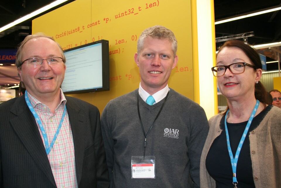 Satser på utviklingsverktøy: (f.v.) Trygve Angell, Embedded Norway, Fredrik Medin, IAR og Gerd Aida Refvik, Embedded Norway.