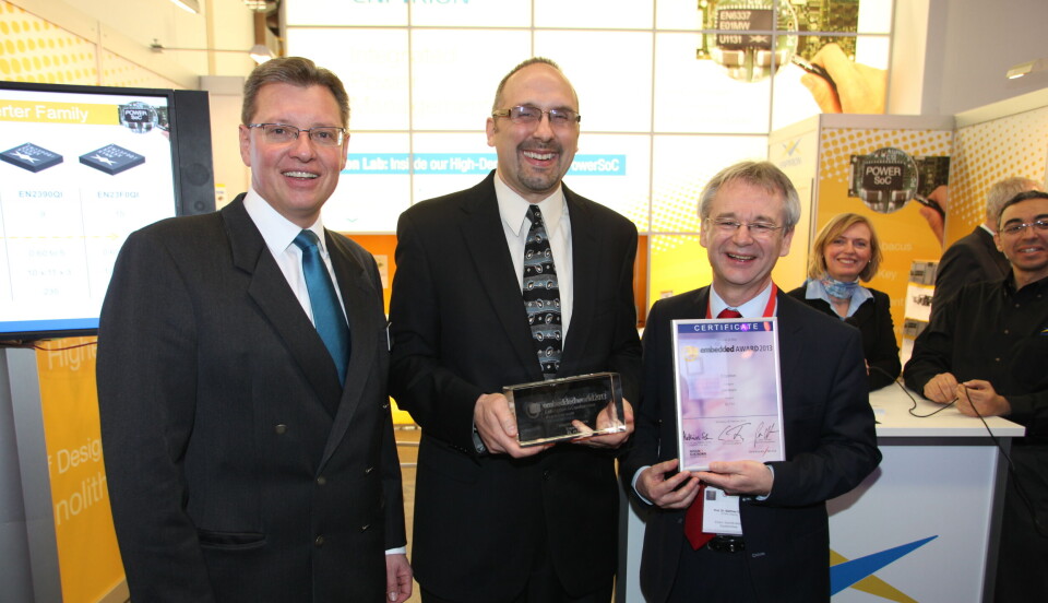 Mark Cieri fra Enpirion (i midten) mottok Embedded Award i maskinvareklassen av juryformann Prof. Dr.-Ing. Matthias Sturm (t.h.) og adm. direktør for Nürnbergmesse, Dr. Roland Fleck.
