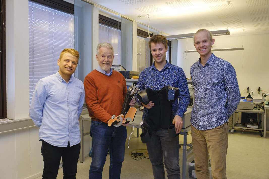 Utvikler robotarm: Vilje Bionics har tatt frem prototypen til en robotarm som kan hjelpe mange som har mistet førligheten i armer og hender. Armen kan styres via stemme eller fot, men det arbeides også med andre styremuligheter. Nå ser selskapet etter flere flinke utviklere. F.v. Saeid Hosseini, Terje Lien, Eirik Bods berg og Asmund Kvam Kollbye. Utvikler robotarm: Vilje Bionics har tatt frem prototypen til en robotarm som kan hjelpe mange som har mistet førligheten i armer og hender. Armen kan styres via stemme eller fot, men det arbeides også med andre styremuligheter. Nå ser selskapet etter flere flinke utviklere. F.v. Saeid Hosseini, Terje Lien, Eirik Bods berg og Asmund Kvam Kollbye.