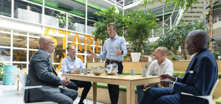 Heimdall får økonomisk hjelp: F.v. Jon T. Berg, partner Sarsia Seed Brage W. Johansen, adm dir (CEO) Øyvind Teigen, teknologidirektør (CTO) Knut Sandven, driftsdirektør (COO) Patrick Sandahl, investeringsdirektør Investinor Heimdall får økonomisk hjelp: F.v. Jon T. Berg, partner Sarsia Seed Brage W. Johansen, adm dir (CEO) Øyvind Teigen, teknologidirektør (CTO) Knut Sandven, driftsdirektør (COO) Patrick Sandahl, investeringsdirektør Investinor